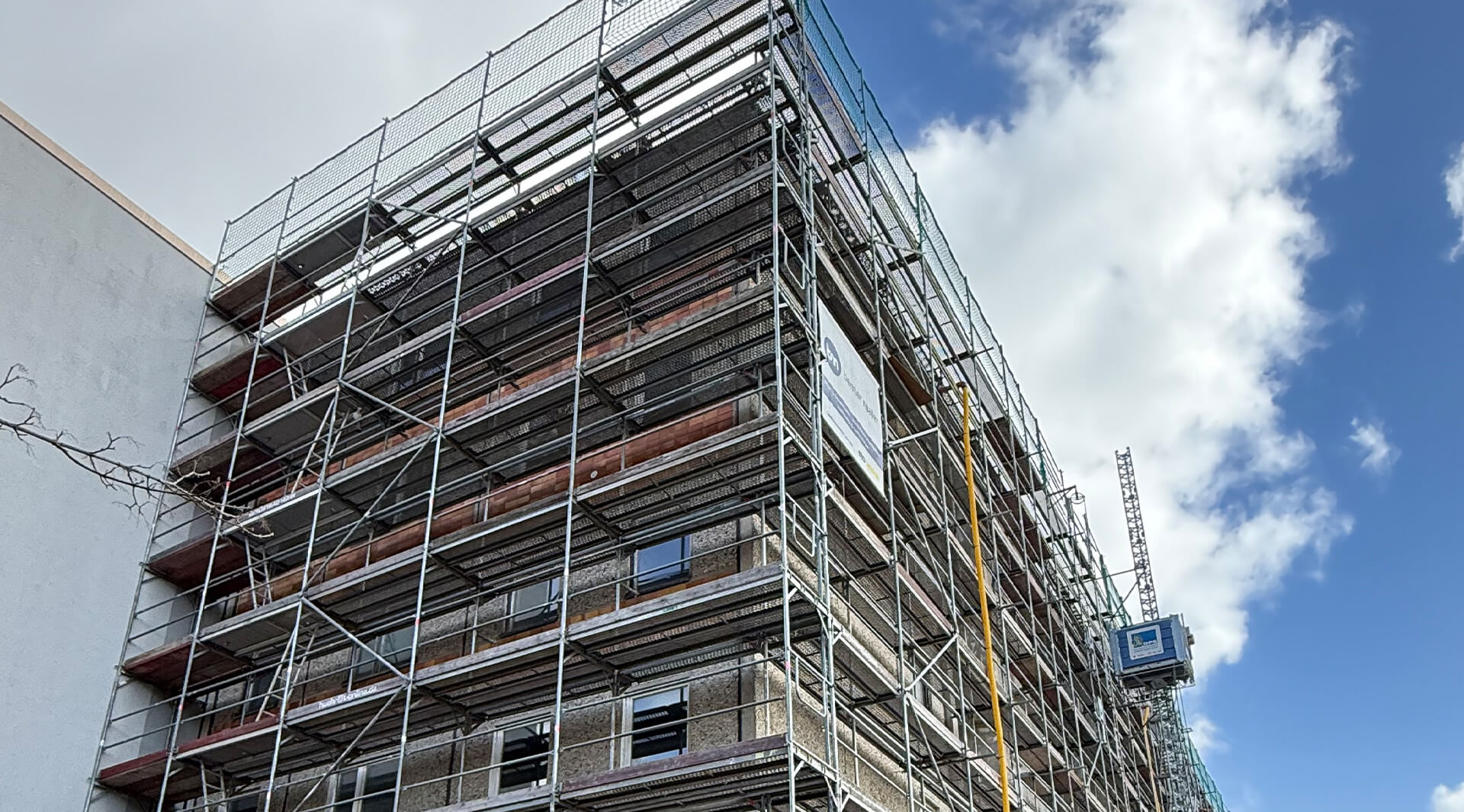 2.000 m² Wärmedämmverbundsystem und Fassadenanstrich, 1.100 m² Betonsanierung