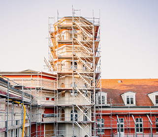 Objekt: Internationales Begegnungszentrum IBZ, Bahnhofstr. 2 – 3 in Greifswald · 2000 m² Fassadensanierung & 600 m² Lackierarbeiten an Fenstern, Türen und Geländern