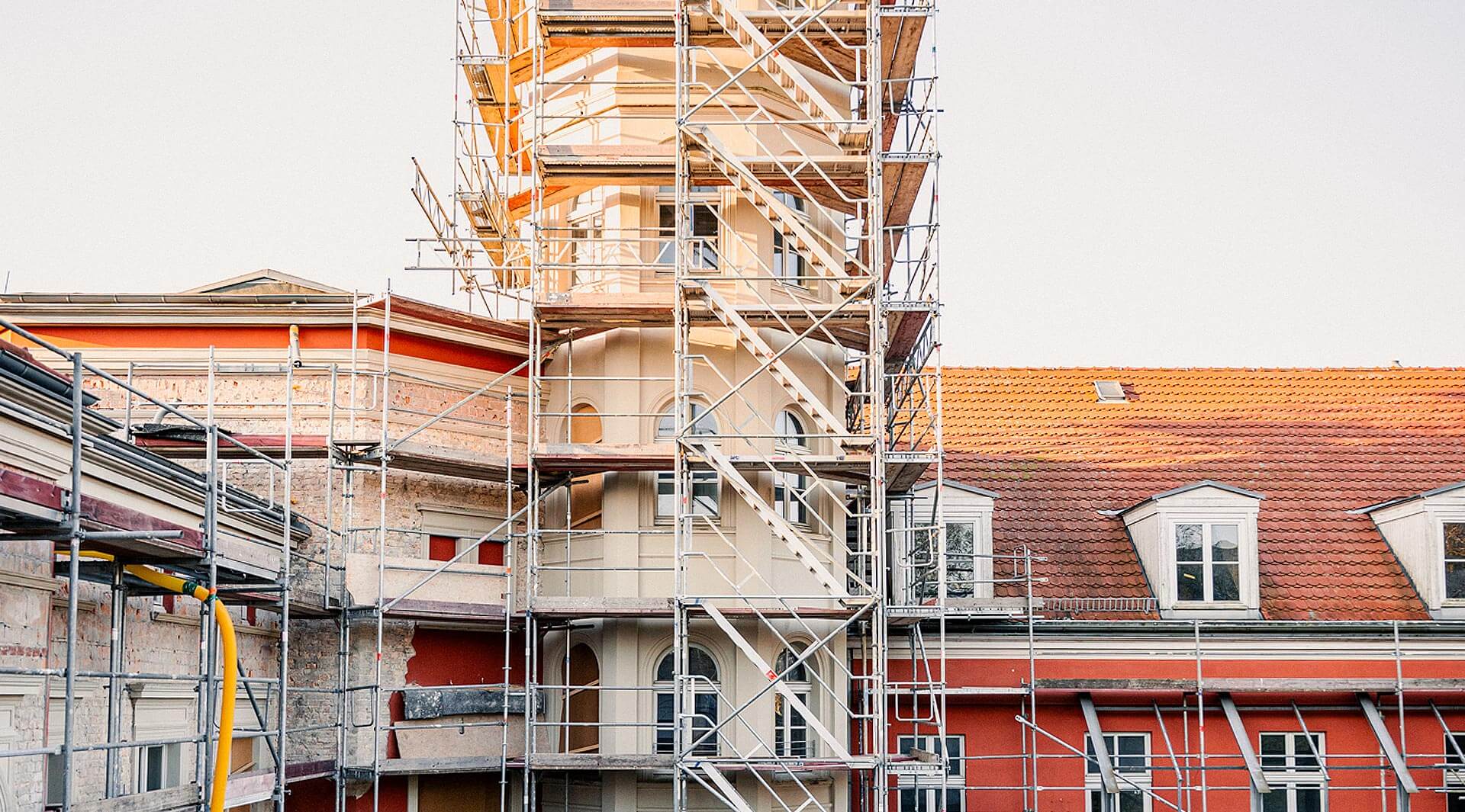 2.000 m² Fassadensanierung · 600 m² Lackierarbeiten